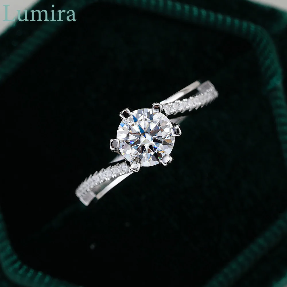 Moissanite Engagement Ring 1 Carat - Bague Lumira en platine PT950 avec